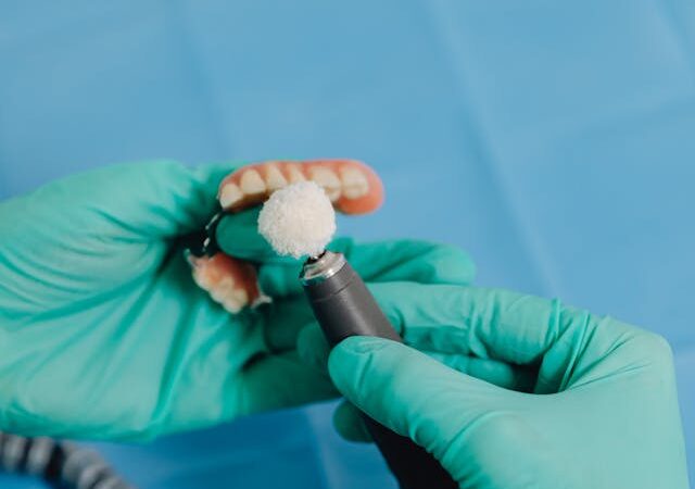 Wpływ noszenia protezy zębowej na zdrowie jamy ustnej