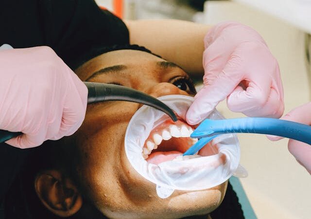 Piaskowanie zębów u pacjentów z wrażliwymi zębami