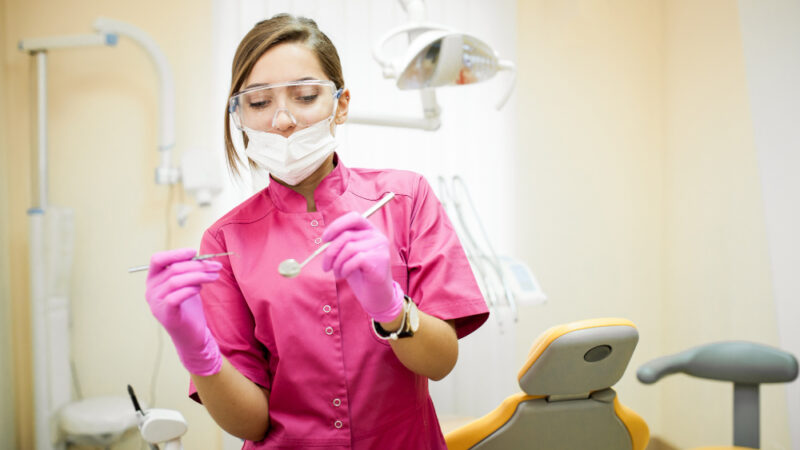 metody wybielania martwego zęba