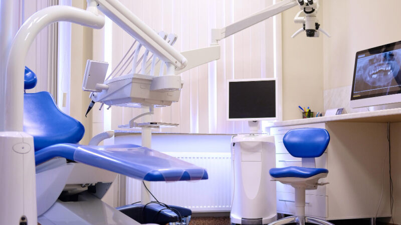 Jak długo trzeba czekać na nową protezę po ekstrakcji zębów?