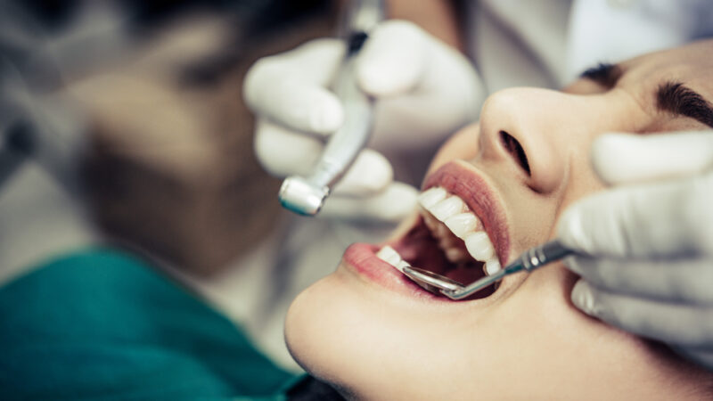 Czy paradontoza uniemożliwia wszczepienie implantów zębowych?