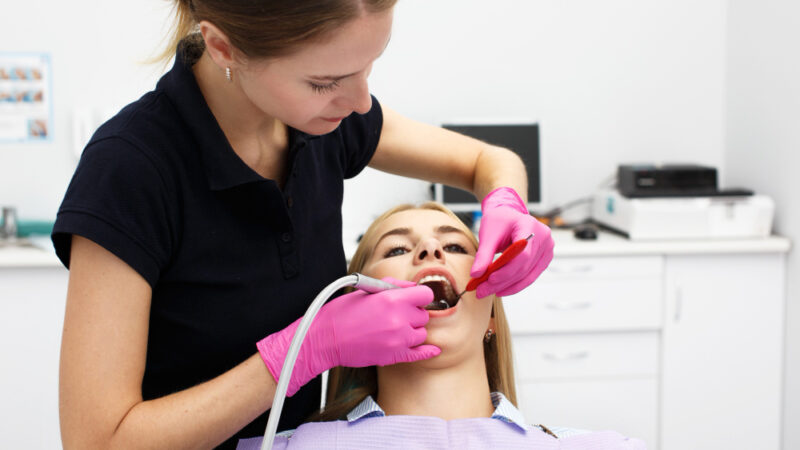 Jak wybrać klinikę oferującą leczenie zębów pod narkozą? Na co zwracać uwagę?