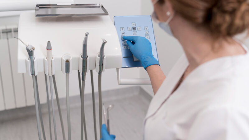 Czy odsłonięte szyjki zębowe można cofnąć?