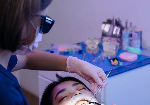 Aparat Hyrax u dzieci vs. u dorosłych