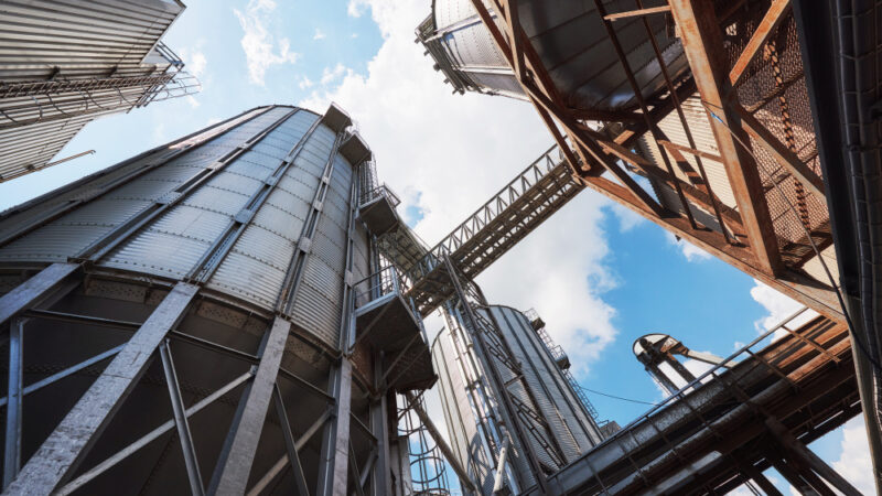 Jak działają materiały trudnościeralne wykorzystywane w przemyśle?