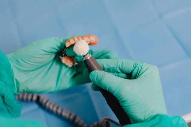 Jak protetyk stomatologiczny dopasowuje kolor koron i licówek?