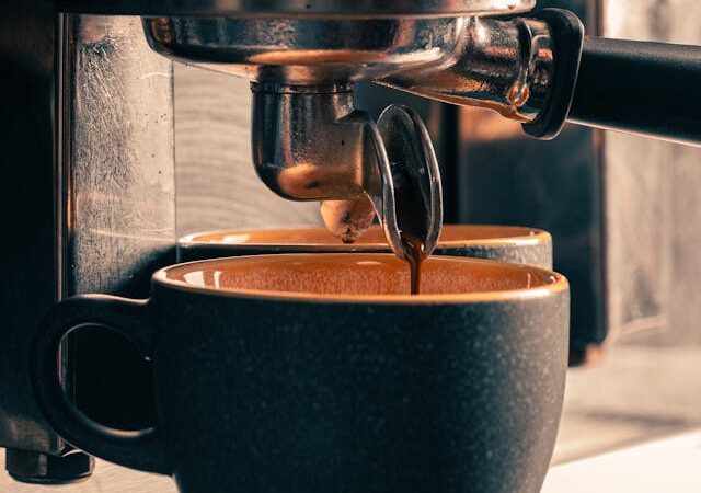 Ekspres do kawy biurowy – automatyczny czy kolbowy?