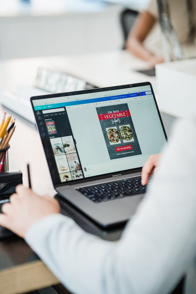 Jak reklamy wykorzystują język korzyści do wpływania na odbiorcę?