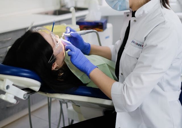 Leczenie kanałowe ósemki – kiedy endodoncja je wykonuje?
