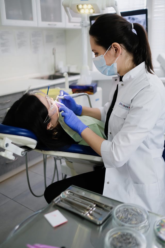 Leczenie kanałowe ósemki – kiedy endodoncja je wykonuje?