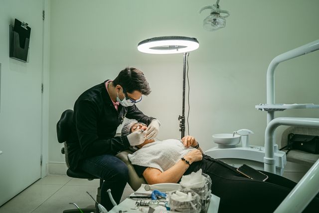 Czy ból po założeniu protezy zębowej jest normalny i kiedy trzeba zgłosić się do dentysty?