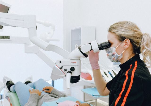 Dlaczego leczenie pod mikroskopem może trwać dłużej niż zwykła wizyta?